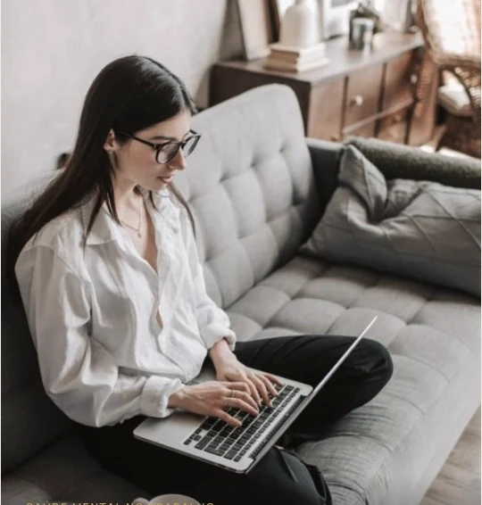 Pessoa com notebook em casa, em uma cena ligada ao trabalho